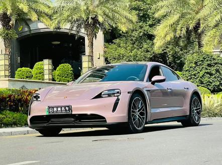 准新车2021年3月上牌年2021款保时捷Taycan行驶5千公里全程4S店保养.原厂保修3年10万公里.电池保修8年15万公里,配置:高性能电池升级版.冰莓粉金属漆外观.保时捷电动跑车声浪系统.全景天窗.SportChrono弹射起步.黑真皮内饰.360影像.动态照明系统PDLS升级版矩阵光束LED主动大灯、罗盘.电动尾翼、电动尾门.可变悬挂.20寸911Turbo轮毂.智能匙.电动方向盘、防眩目后视镜、带记忆14项电动座椅、巡航定速、电动调节多功能方向盘、14向调节电动座椅.冷热通风座椅、蓝牙电话、触摸屏导航、BOSE音响.胎压监测、中规、7色彩氛围灯车身内饰干净整洁.座椅几乎无磨损 .安全指示灯正常,气囊等被动安全项正常.车辆内电子器件使用良好.车内静态动态设备完善.等等诸多豪华配置到店看车。