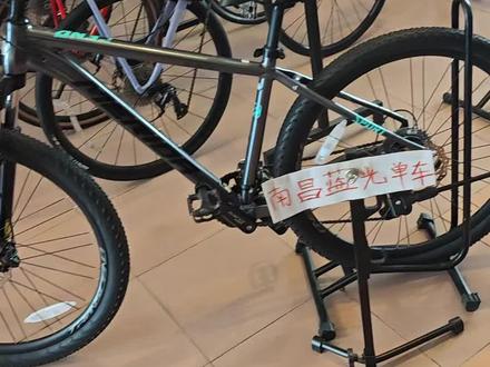 1750米出 98新美利达超越3山地车,其实就是线上版的公爵300,最新款cues套件,不是那些老款超越3。原价2598米购入4个月,只骑了三四百公里,成色很新,磨损小,经过老朱仔细试骑测试,车况硬件完美。具体状况看顶部视频。17寸车架,配置跟公爵300一模一样,其实就是同一款车。比较结实的全铝合金内走线车架。禧玛诺mt200油压碟刹,禧玛诺cues 2×9速变速套件。包括曲柄和牙盘也是禧玛诺cues的,没有半点减配。台湾省久裕的培林花鼓。油压前叉带锁死。整车基本上全部是知名大厂的配件。决定了它质量稳定,骑行轻快。#山地自行车 #山地车 #公路车 #骑行 #美利达