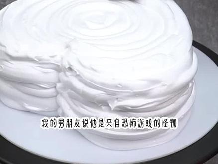 《早早相安》长篇版~一次看个爽系列,原文已完结,放心冲~#男友是恐怖游戏Boss午夜手术室 #顾墨迟姜早陆杨 顾墨迟姜早陆杨后续结局 顾墨迟姜早陆杨完结 #顾墨迟姜早 顾墨迟姜早后续结局 顾墨迟姜早完结 #顾墨迟#姜早 陆杨 我的男朋友说他是来自恐怖游戏的怪物。
我不信。
哪有怪物每天给我洗衣服做饭,还撒娇要亲亲?
后来。
我被选中进入恐怖游戏。
午夜手术室。
我一丝不挂地躺在手术台。
被黑色触手逗弄到脚尖发颤。
穿着医生服的恐怖大 BOSS 咬住我的耳垂。
他低声轻哄:
「乖,再放松点。」
1
我的男朋友是恐怖游戏里的怪物。
每隔一段时间,他都会消失几天。
他说是去恐怖副本里坐镇,消灭玩家。
我原本不信。
谁家怪物是二十四孝男友。
每天任劳任怨给女朋友洗衣服,做饭,还要亲亲?
直到上次我被选中进入恐怖游戏。
差点死在那个阴森诡异的古堡副本。
我信了。
也许是幸运,那次副本里的大 BOSS 正好是我男友。
是他放水,我才活着出来。
可通关后,直到第二个副本开始。
顾墨迟都没有再回到我们的家。
他失踪了。
2
【欢迎玩家进入副本《午夜手术室》。】
【任务:成功在医院活着度过一个星期的实习期。】
【任务难度:S 级。】
【副本即将开始,请玩家做好准备——】
熟悉又陌生的冰冷电子音传进耳朵。
随着眼前的场景发生巨大变化。
我再次进入了恐怖游戏。
但这次的情况,却不像上次有给人思考缓冲的时间。
这次我出现在了一个昏暗冰冷的手术室。
算上我,旁边还站着两个疑似玩家的人。
我们三人站成一排。
都穿着有医院实习标志的衣服。
面前就是手术台。
机器发出冰冷幽暗的绿光,手术台上却满是一片红色。
有个身形矮胖的中年医生,正拿着手术刀,不停划割着手术台上的人。
手术台上的血人奄奄一息,呻吟惨叫。
却让中年医生更加兴奋疯狂。
一只手被随意切下来丢在一旁。
血溅到他脸上,他却咧嘴笑起来,对我们说:
「仔细看,虽然你们在实习期,但这是一次宝贵的学习机会。」
浓烈的血腥味扑鼻而来。
我一阵反胃。
但现在情况明显不对。
我咬牙压下那股反胃感,不让自己露出异样。
右边的女孩却没忍住,干呕了下。
随后意识到不对,赶紧捂上嘴。
中年医生没什么反应,继续给我们示范怎么血腥地分割人体。
一具完整的人体,最后成了一堆肉块。
中年医生意犹未尽,舔了下手术刀上的血,转头看我们