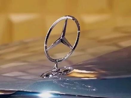 奔驰迈巴赫S400后备箱盖板,油箱盖拆卸#专业的事交给专业的人 #汽车漆面保护膜 #专业贴膜 #油箱盖拆卸#隐形车衣