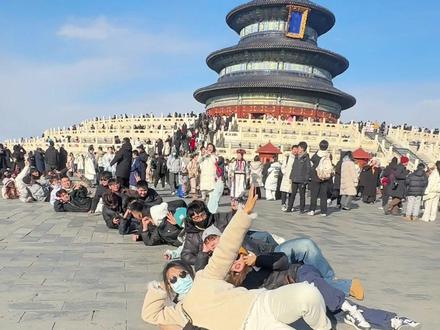 开团秒跟,天坛随地大小躺,我们两个I人也是真的不容易,我们两也是豁出去了#天坛 #率先在天坛开躺 #在天坛遇见了一群灵魂契合的人 #情侣日常 #北京旅游