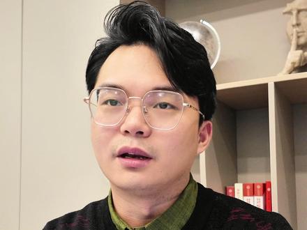 离婚协议孩子抚养权,三个天坑别踩! ❌ 坑1:只有抚养权,没有决定权。孩子大事你做不了主。
❌ 坑2:抚养费是固定数。未来兴趣班、大学学费谁出?
❌ 坑3:探望权约定模糊。对方随时可能突然接走孩子。
一字之差,麻烦十几年!签字前一定看清楚。#离婚协议 #抚养权 #法律常识 #离婚律师 #婚恋律师张钰鹏