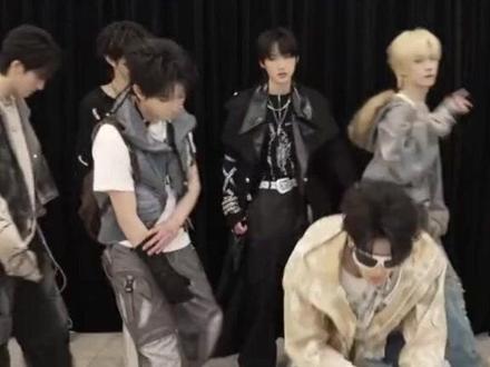 厂弟们到了大舞台也致力于逗大家一乐#TFING #时代峰峻 #穆祉丞 #张子墨 #黄朔