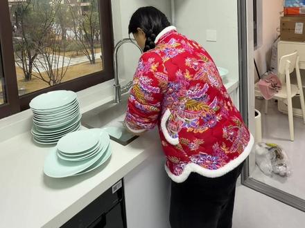 今天把新房的碗和冰箱都洗了,搞了3天的卫生,终于打扫干净了,虽然累,但一想到马上要搬进去心里美滋滋的,回家都已经很晚了,女儿说想吃烤土豆,我马上就做了烤肉吃,真的太幸福啦