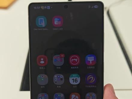 三星手机截屏技巧三星手机9大快速截屏攻略
1. 基础截屏方法
同时按下侧边电源键和下音量键,即可快速截屏。
2.通知栏截屏
下拉通知面板, 然后点击截取屏幕图标 ,即可直接截屏。
3.手掌滑动截屏
在手机设置-高级功能-动作与手势中开启、手掌边沿向左或向右滑过屏幕即可通过手掌滑动截屏。
4.直线左滑截屏
下载 Good lock找到-便利功能-one Hand opertion-右侧触扭-直线向左 或左侧触扭-直线向右,即可左右滑动截屏。
5.背面双击截屏
下载 Good lock找到-便利功能-register -敲击手机背面-双击-截屏分享,设置好后快速双击手机背面即可截屏。
6.侧边工具栏截屏
滑动侧边工具栏,找到AI多截屏点击或者描述你想截屏的截屏内容直接截屏。
7.语音截屏
长按电源键,通过语音助直接对Bixby语音助手说“截屏”或“屏幕截图”,系统会自动完成截屏。
8.自带S pen截屏
取出S pen, 自动弹出菜单栏,选截屏编写,可以直接截屏并用s pen进行圈写标记。
9.电源键截屏
手机里设置-侧边按键-按两下-三星截屏,设置好后连续快速按电源键两次下即可截屏。#三星 #手机截屏 #三星手机截屏方法 #快速截屏 #截屏