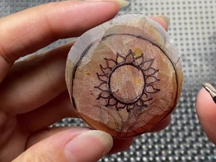 13岁小女孩送给姑姑的新婚礼物, 一条生肖鸡手镯和向日葵吊坠,成品大家喜欢吗?#手镯 #玉石魅力 #玉石 #玉雕设计 #手艺人