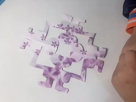 利用轴对称原理剪四个小人手拉手围一圈#亲子手工 #手工折纸
