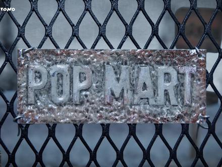 Hirono小野|前行即是抵达 风景收进行囊
痕迹长成皮肤
身后的景观重塑轮廓
前行即是抵达
【Hirono公路日志系列毛绒公仔挂件盲盒】发售信息:
📱线上发售时间:2025年12月18日 22:00
(线上具体发售平台以平台信息为准)
🛒线下发售时间:2025年12月19日
(线下发售具体时间以商场实际开业时间为准)
产品信息:
Hirono公路日志系列毛绒公仔挂件盲盒,含6个常规款,1个隐藏款,常规款概率为1:6,隐藏款概率是1:72,单个盲盒售价为129元,整盒售价为774元。
温馨提示:如到店取订单约满,可能会导致门店库存不足无法到店直接购买,建议您优先选择线上渠道购买。
#泡泡玛特 #Hirono小野 #小野毛绒 #毛绒公仔 #Hirono公路日志系列