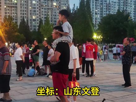 骑在爸爸脖子上看演出的人类幼崽 哪一个更像那年夏天的你(作者/制作:霍靖) #同城热点 #同城发现