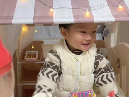 自从有了娃,总想着把全世界的美好都给他
在这个超温馨的小角落
小小年纪的他就拥有了属于自己的小天地
喜欢的玩具、绘本放进去
把桌板放下来是他的积木桌
也是他的小卖铺🧺
可以让他学会自己收纳玩具
专注玩积木的样子不被打扰
玩累了就在里面睡会💤
看着小小的他在小屋里玩乐
幸福在此刻具像化了#儿童房 #宝宝围栏 #儿童帐篷 #有娃的客厅 #母婴好物