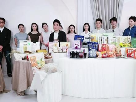 宇辉评价菲菲:形象高大,气质非凡#董宇辉 #兰知春序 #与辉同行 #董宇辉拥有暖评最多的评论区
