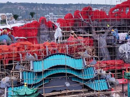 融媒主播说临夏:“花开临夏不夜城”来了!
东城区的工地正热火朝天,大型机械不停作业,甘肃省首个“文化+演艺+美食+娱乐+灯光”复合型不夜城——“花开临夏不夜城”正在加速建设!#旅行推荐官 #亲子游玩好去处 #临夏 #厚道甘肃 #风情临夏C位出道