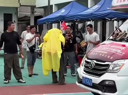 繁队终点打卡点前给白米饭鼓掌,恭喜她又过一关,云南歌王阿胡哥因为腿部有,关门时间前未能到达,遗憾的止步在终点前1.3公里处#繁队#白米饭#阿胡哥