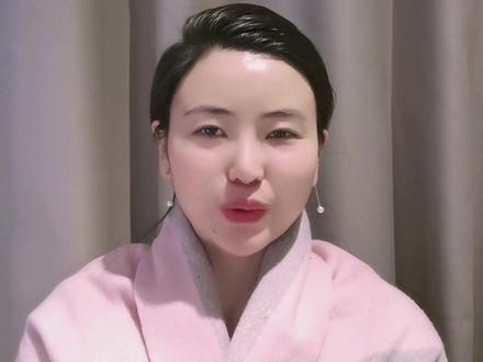 今天我们接着讲《中庸》。
原文:子曰:“人皆曰 予知(yǔ zhī),驱而纳诸 罟(gǔ)擭(huò)陷阱 之中,而莫之 知辟(bì)也。人皆曰 予知,择乎中庸,而不能 期(jī)月守也。”
大概意思是说:
孔子说:“人们 都觉得 自己很聪明,但 就像 鸟兽一样,当他们 被 引诱、驱赶 而 陷入 丝网或 木笼之中的时候,却 不知道 躲闪。人们 都觉得自己 有智慧,但 真正让他们走 中庸之道时,往往 连一个月 都坚持不了。”
红楼梦里有句话 是 专门描绘王熙凤 这个人物的,那就是 “机关算尽 太聪明,反误了 卿卿性命”。聪明人 都很自信,认为自己啊 能够 看透一切、洞悉一切,殊不知 聪明反被聪明误,越想着 去试探边界,越容易 犯下 过犹不及的错误,最后 落个 作茧自缚的下场。
理解 中庸之道 是一回事,坚持 中庸之道 却是 另外一回事,其难度 也许 和道家、佛家的修炼 有的一拼。这可能 与人 喜怒哀乐的 天性有关,有多少人 能够 自觉自愿的 做到 坚持学习、持续的 规范自己的 言行呢?
比如,著名的 鸡肋事件,杨修之死的 重要 原因之一。曹操 出征西蜀,当时呢 进退两难,犹豫不定之际,设定了夜间口令 为“鸡肋”。杨修 听到后,就开始 收拾行囊,准备撤退。有人不解,询问 其缘由,杨修说:“鸡肋者,食之无肉,弃之有味。今 进不能胜,退 恐人笑,在此 无益,不如早归。”曹操听闻之后 大怒,说 你这小子 是要 扰乱军心啊,给我 拖出去 砍了。这就是 典型的 聪明反被聪明误的典故。 #传统文化 #中庸 #知识分享 #中国文化历史 #儒家