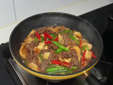 该自律了,今天吃的是杏鲍菇焖牛肉,嘎嘎好吃还低卡#低卡低脂餐