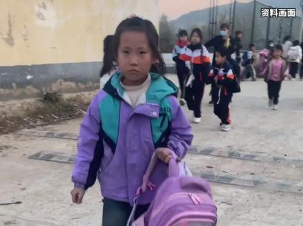 父母接连因癌症离世,19岁哥哥辍学打工照顾在上小学的妹妹,当地回应:情况属实,会全力协助妹妹上学,但哥哥觉得毕业了也要打工,就提前退学了(报道时间及来源:11月12日 九派新闻)