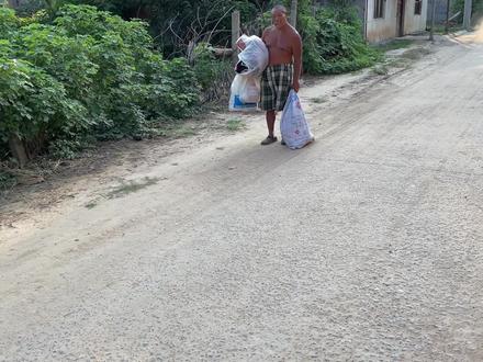 树先生上门来家里了,蛋蛋给他拿吃的给点钱,给家里的二胎积福