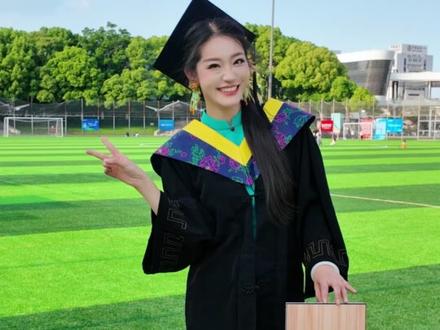 黄领学士服穿搭,超级耀眼的配色,闪耀毕业照吧! 孔雀蓝色的改良旗袍和黄领的颜色太搭配了吧!
#毕业照 #旗袍 #国风毕业照 #改良旗袍连衣裙 #学士服穿搭