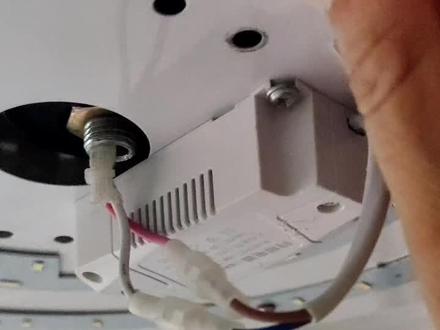 #风扇灯 #灯具安装 #吊扇灯换扇叶#换扇叶 #隐形风扇灯 顺时针旋转拆掉灯罩,拆掉灯盘,拆掉转盘底座,最后才能拆扇叶,装上新的扇叶,扇叶对好齿轮三个孔,以此类推