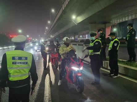 想做高架桥上最“靓”的仔?交警:违法!