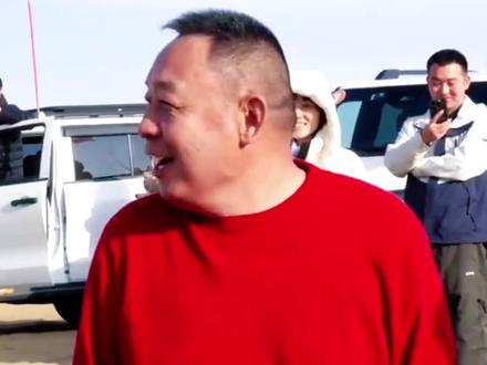 乌兰布和沙漠里,胖东来于东来开着长城火炮冲沙,直呼 “好车,得买一台”,还隔空喊魏建军一起越野,这波互动也太实在了!俩人事先没见过面,却越聊越对味,全靠价值观合得来,妥妥的商界 “神仙友情”。
于东来做零售,心里就认一个理:“让老百姓买到真东西,不玩虚的”,诚信这块拿捏得死死的;魏建军造汽车,一门心思扑在 “让普通人开上好车” 上,不搞花架子,踏实搞技术、做品质。别看行业差着十万八千里,俩人做事路子特像 —— 都不搞短期投机,宁愿下 “笨功夫”:胖东来敢公开成本和毛利,有啥说啥;长城每年砸百亿搞研发,死磕技术不打折。这份实在劲儿,在当下商界真的少见又难得。
之前魏建军就公开夸胖东来 “做生意就得真诚”,现在于东来反过来力挺长城汽车,还说 “需要帮忙义无反顾”。跨着行业互相抬举、真心认可,这格局真没得说!他们的坚守,也让大家明显感觉到,中国制造早不是以前 “被看不起” 的样子了,现在咱们自己人都愿意认、愿意支持。盼着俩位实在人早点见面唠唠,也希望更多中国企业能学着这份实在,踏踏实实做事,让咱们国产的东西越来越靠谱!