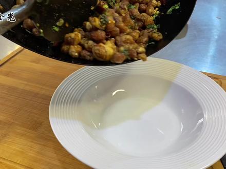 #云南特色美食 虽然只是一盘平平无奇的#酥红豆 ,但味道着实是惊艳到我了😋#回族美食