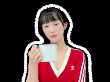 青蛙胯趴好,把骨盆摆正,腰别塌,保持住。
吸气别动,呼气的时候,用大腿根发力,像拧毛巾一样向内旋转,带动小腿向上。髋,是在“外展”的姿势里练“内旋”。
膝盖要用力往下“怼”地板,上半身给我焊死,别乱晃!
进阶版青蛙趴的好处三个字:开、正、强!
髋关节开:髋关节是你身体的“万能轴承”,它活了,你走路、跳舞都带风。
腿型正:特别是X型、O型腿的宝子,它能重新分配你腿上的力量,把跑偏的膝盖慢慢拉回正道,视觉上显腿直!
支撑强:练着练着,腿部肌肉力量上来了,骨骼就有了“金钟罩”,腿型更好保持。
髋关节灵活了,舞蹈生离轻松的一字马横叉,就不远了!
#真实生活分享计划 #小月闪闪中国舞 #开髋练习 #一字马练习方法 #保定舞蹈班