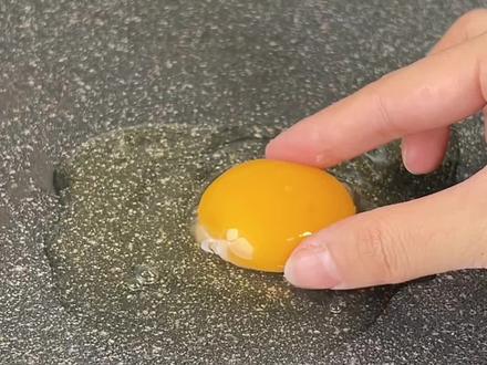 徒手拎蛋黄 这是什么原理呢?#奇奇怪怪的知识又增加了 #科学小实验