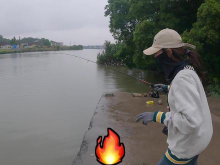 帅小伙河道误中怪鱼,傻女友不负众望脱钩!#dou是钓鱼人 #北京野钓夫妇 #入冬钓鱼指南 #夫妻游钓中国 #野钓夫妇