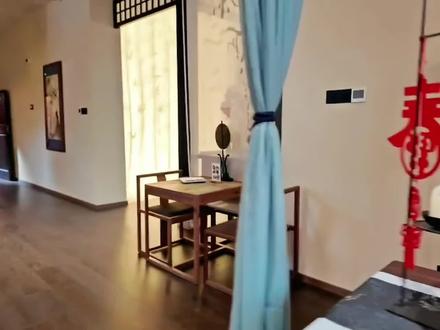 市面上玳瑁真品不多见
大多数所谓的“玳瑁珠宝制品”基本都是用其他龟类、牛角或者塑料做的仿品
这两个简单鉴别的方法可以帮助大家做初步判断
1️⃣观察型
玳瑁的🩸是慢慢浸染开的,所以🩸色在龟壳里边缘是非常模糊的,而仿制品的色块是人工添加进去的,边缘会更加齐整锋利
真玳瑁会有淡淡的🩸腥味和动物腐坏的味道,仿制品为了模拟这种味道,会使用化学制味剂,和塑料混合以后味道非常刺鼻
2️⃣破坏型
用🔥烧玳瑁是一股蛋白质的焦糊味(类似毛发烧焦的味道),而塑料珠子则是一股酸味
玳瑁本身寓意吉祥,但它的制作过程沾满了玳瑁的🩸
过度捕捞已经让玳瑁这种海龟濒临灭绝,呼吁大家用其他材料作为替代品,不要用动物的生命作装饰
#玳瑁#没有买卖就没有伤害#珠宝鉴定#玳瑁饰品#保护动物