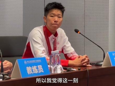 广东女篮黄思静透露,杨力维因家庭变故全运会期间整宿整宿睡不着觉,但她不想影响队伍,所以不会说出来。黄思静也分享了自己赛后第一时间拥抱#杨舒予 和#杨力维 的情绪。#全运会 #黄思静 (视频:本报前方记者孔德昕|编辑:kwq)