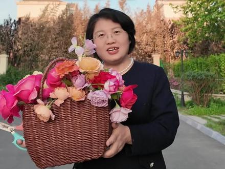 今天是母亲节,祝福普天下的母亲们幸福安康!送给大家一首德国伟大诗人歌德的诗《致母亲》,祝福大家母亲节快乐! 如同磐石,深根牢牢扎在河床,任凭洪涛漫涌,分毫也不移退让;我心中对你的挚爱亦是如此,纵命运洪流狂卷,始终恒久深藏。 你赋予我生命,予我安宁与照拂,危难困苦之中,你始终忠贞守护;纵使有一天我失去整个世界,只要还有母亲,我便拥有全部幸福。#母亲节快乐