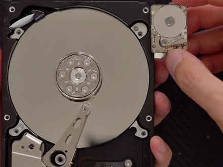 世界上最小的机械硬盘拆解,电子与机械的巅峰结合#机械 #机械硬盘 #苹果