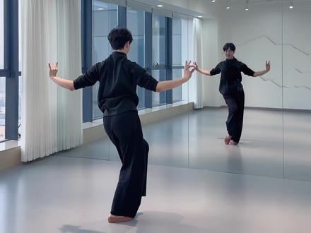 别辜负眼前的季节~《咏春》背面分解#背面演示 #咏春唱跳 #抖音年味舞蹈大赏 #抖音新春联欢会 #青年创作者成长计划 编舞@阿莎莎. 🌷