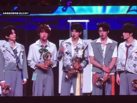 但求一刻,你能倾听我。
你们的眼泪,我全部都用心接住。
TOP不会解散,也不单飞。
#TOP登陆少年#荣耀之战 #冠军