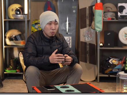 苏翊鸣与佐藤教练的故事
想必大家会好奇在出发台前一直给予小鸣鼓励的那个人,今天呢就想跟大家聊一聊这其中的一些故事,如果大家有兴趣的话,我之后呢,可以为大家详细的介绍一些更多的有关日本滑雪文化的故事。
另外,希望大家能够善待每一位运动员,体育无国界,让我们一起为运动员加油!🏅️
#苏翊鸣 #单板滑雪