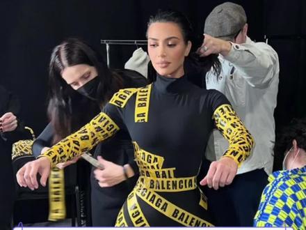 巴黎世家2022秋冬大秀可以叫:「雪下的再大也得扔垃圾」「打出溜滑」「没洗完澡突然停水」#balenciaga #巴黎世家 #dou看时装周 #卡戴珊胶带衣