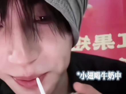 “我说咱不是来喂海鸥的吗”@张翅 #张翅 #演员张翅 #张翅直播 #直播录屏分享 #可爱到爆炸💥