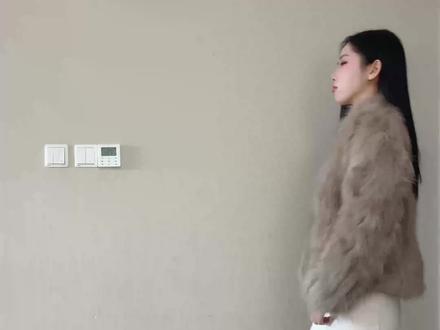 皮草里面穿什么?一些简约显气质的内搭来啦#皮草穿搭 #内搭外穿都好看 #秋冬穿搭 #内搭分享 #冬天就要保暖又好看