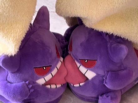 还好我的左脚不嫌弃我的右脚🤪#第一次见这么猥琐的拖鞋 #耿鬼拖鞋 #宝可梦