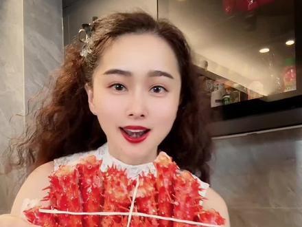 智利熟冻帝王蟹:
图文版!!!
超级简单易学版本!!
1,解冻,处理内脏
2,剪开蟹腿
3,上锅蒸3分钟
4,撒葱花淋油