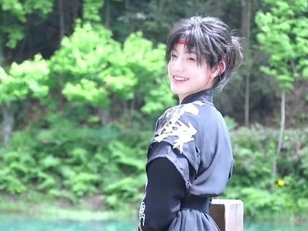 没见过小女孩拍照啊!#张泽禹