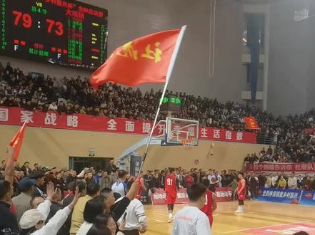 寻坤桃率领社港队以79比73战胜大瑶队,勇夺首届浏阳全BA乡镇组冠军。#浏阳全ba #浏北篮球之夜#浏北体育文化