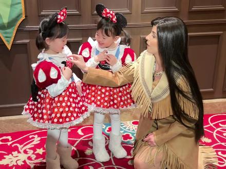 进去前:妈妈怎么是这个公主 我不想拍照
进去后:妈妈我好喜欢这个公主 她好温柔 声音好好听🥰🥰#迪士尼公主 #香港迪士尼