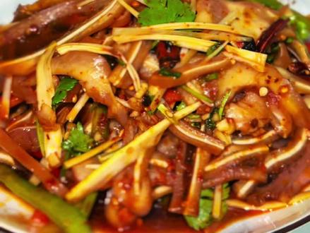 除夕夜的开胃担当来啦!
凉拌猪耳朵一上桌,脆爽入味,越嚼越香
解腻又下酒,全家老少都爱吃
红红火火过大年,一口脆爽迎新春!
#年夜饭 #凉拌猪耳朵 #除夕美食 #过年家常菜