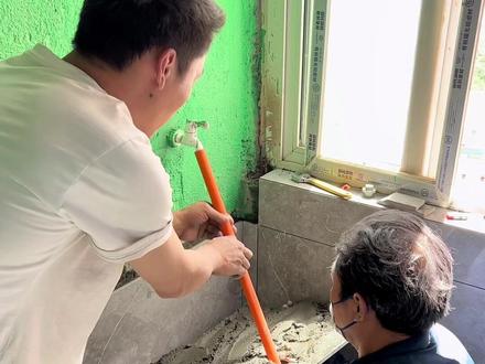 也不知道师傅咋想的😓#红锅师徒 #家装装修 #瓦工铺贴瓷砖 #装修人 #施工现场实拍 #我的装修日记 #记录在工地上的日子 #瓦工 #搞笑