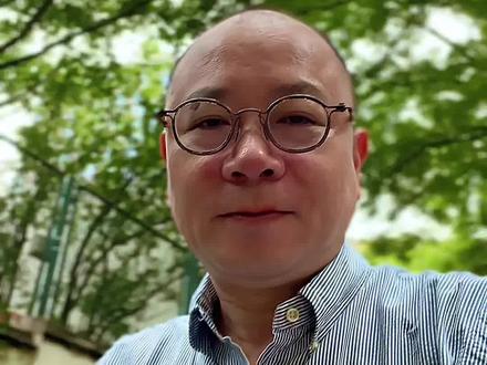 谁是中国汽车销量冠军?也可以说是上汽 谁是上半年中国汽车销量的冠军,有人说当然应该是比亚迪。没错,从新能源汽车角度,比亚迪不仅是中国冠军,而且是世界冠军。它继续保持了产销量的第一名。但是换一个角度,其实今年上半年上汽集团是中国汽车终端销量的冠军。上汽其转型初显成效,短期降本增效,中长期需保证费用投入。
一、销量情况:从新能源角度比亚迪是中国及世界冠军,上半年近215万辆;吉利上半年销量增长快;上汽批发205万辆排第二,零售220万辆超比亚迪居首。二、上汽表现:新领导上任后,通过推出新车型、品牌更新、营销与转型创新,使上汽销量回升,部分指标夺冠。三、上汽财务:上汽一季度利润同比增长40%,利润率达2.9%,但与同行比仍低。利润增长源于节省销售、管理、营销费用,中长期需保证相关费用投入。#上汽集团 #比亚迪 #正能量