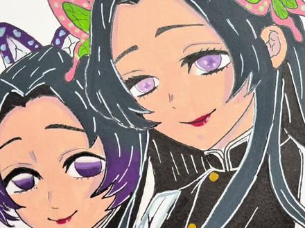 鬼灭之刃蝴蝶姐妹手绘教程|保姆级马克笔细节攻略 🎨 一、线稿绘制(核心细节)
1. 脸型&五官定位
香奈惠脸型偏修长柔和,眉眼舒展温柔,嘴角带浅笑;
蝴蝶忍脸型更小巧精致,眼尾微微下垂,自带清冷感,两人头挨得近,营造贴贴氛围感。
2. 发型&标志性装饰
◦ 黑色长发先分出大轮廓,发尾做自然弧度,忍的发尾加少量紫调渐变
◦ 头顶蝴蝶发饰是灵魂!香奈惠是粉绿大蝴蝶,忍是紫调小蝴蝶,线条要流畅对称
3. 服饰线条
鬼杀队队服用硬朗直线,外披羽织边缘加柔和曲线,领口纽扣简单勾勒,不用复杂细节。
🖌️ 二、勾线技巧
• 用黑色针管笔勾线,外轮廓加粗,五官、发丝、发饰细线条更精致
• 发丝分组画,不要一根一根乱描,留出发丝间隙更灵动
• 蝴蝶翅膀边缘加细线条纹路,增加层次感
🌈 三、马克笔上色分步(重点细节)
1. 肤色
浅肤色平铺面部,眼窝、下巴、脖子加浅灰阴影,突出面部立体感,嘴唇用浅红+深红叠涂,香奈惠唇色更红,忍偏淡。
2. 头发
• 主体黑色铺色,发尾叠浅紫渐变(忍的紫调更明显)
• 刘海、脸颊两侧发丝留少量高光,用白色高光笔点出发丝光泽,瞬间灵动
• 发缝、头发内侧加深黑色,做出蓬松感
3. 蝴蝶发饰
• 翅膀底色:香奈惠粉+浅绿,忍紫+浅蓝
• 细节:绿色部分加深叶脉纹路,粉色边缘加浅粉渐变,点缀小白点,还原原作精致感
4. 服饰
• 队服:纯黑色平铺,纽扣用金色马克笔点缀
• 羽织:浅薄荷绿+粉色分区上色,边缘加浅灰阴影,区分布料层次
💡 四、加分小技巧
1. 眼睛:紫色瞳孔分层上色,深紫勾边,浅紫铺底,中间点白色高光,温柔又有神
2. 高光:最后用高光笔点在头发、发饰、眼睛上,画面瞬间通透
3. 构图:双人紧凑构图,一高一低,画面更饱满
#抖音同人图鉴 #绘画教程 #画动漫角色 #鬼灭之刃蝴蝶姐妹 #创作灵感 @抖音次元观察员 @创作灵感小助手 @抖音小助手