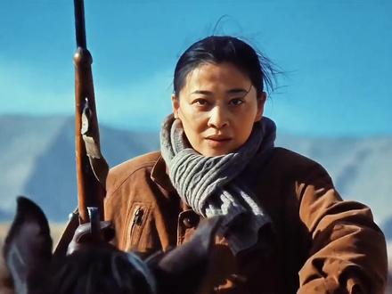 《生命树》为了救家人,女医生变身女马仔#生命树开播 #梅婷 #杨紫