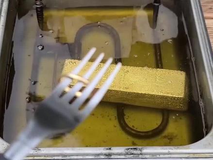 将1064℃的“金水”倒入水中会怎样?土豪小哥亲测,网友:你赚大了 #黄金熔化